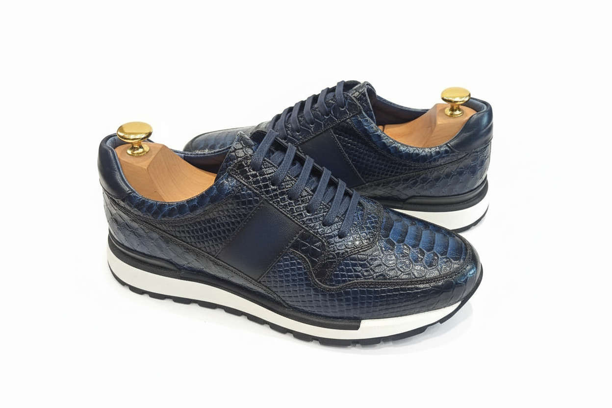 Baskets cuir bleu marine texturé crocodile - vue de côté