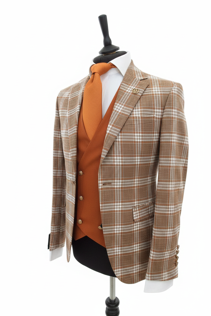 Blazer caramel Prince de Galles vue trois-quarts avec gilet orange brûlé à boutons dorés sur fond blanc