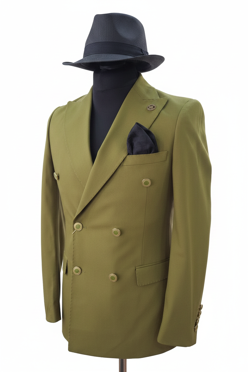 Blazer double boutonnage vert olive vue trois-quarts avec boutons dorés et chapeau fedora gris sur fond blanc