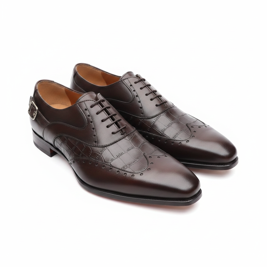 Brogue monk-strap brun chocolat bout pointu croco vamp boucle argentée vue trois-quarts avant plongée fond blanc pur