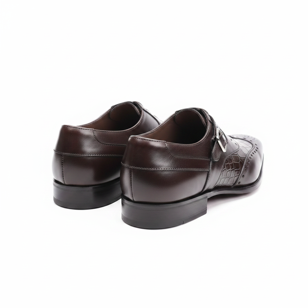 Brogue monk-strap brun chocolat vue arrière contre-plongée contreforts boucle argentée croco fond blanc pur
