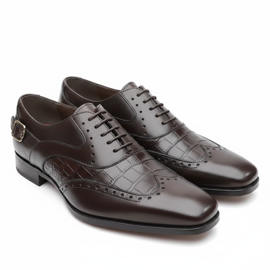 Brogue monk-strap brun chocolat wingtip texture croco vamp boucle argentée vue trois-quarts avant fond blanc pur
