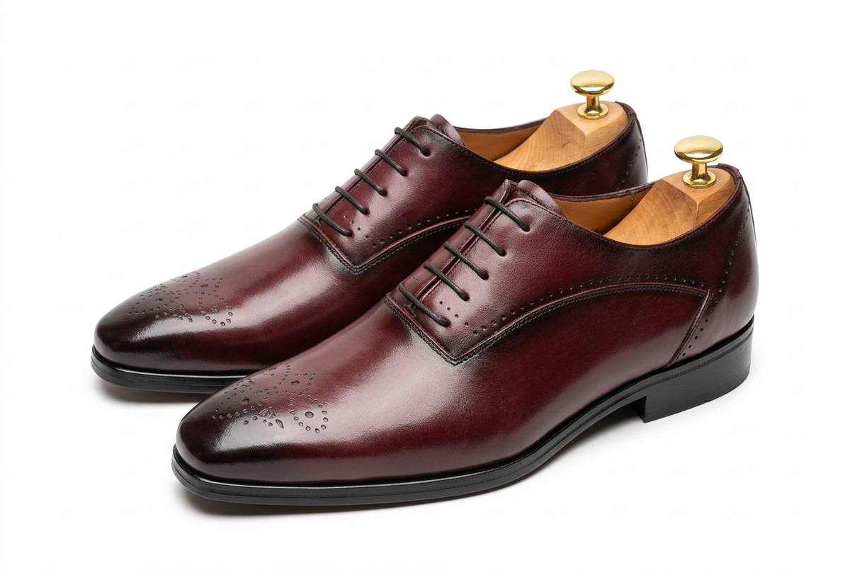 Chaussures bordeaux clair vernies sur fond blanc