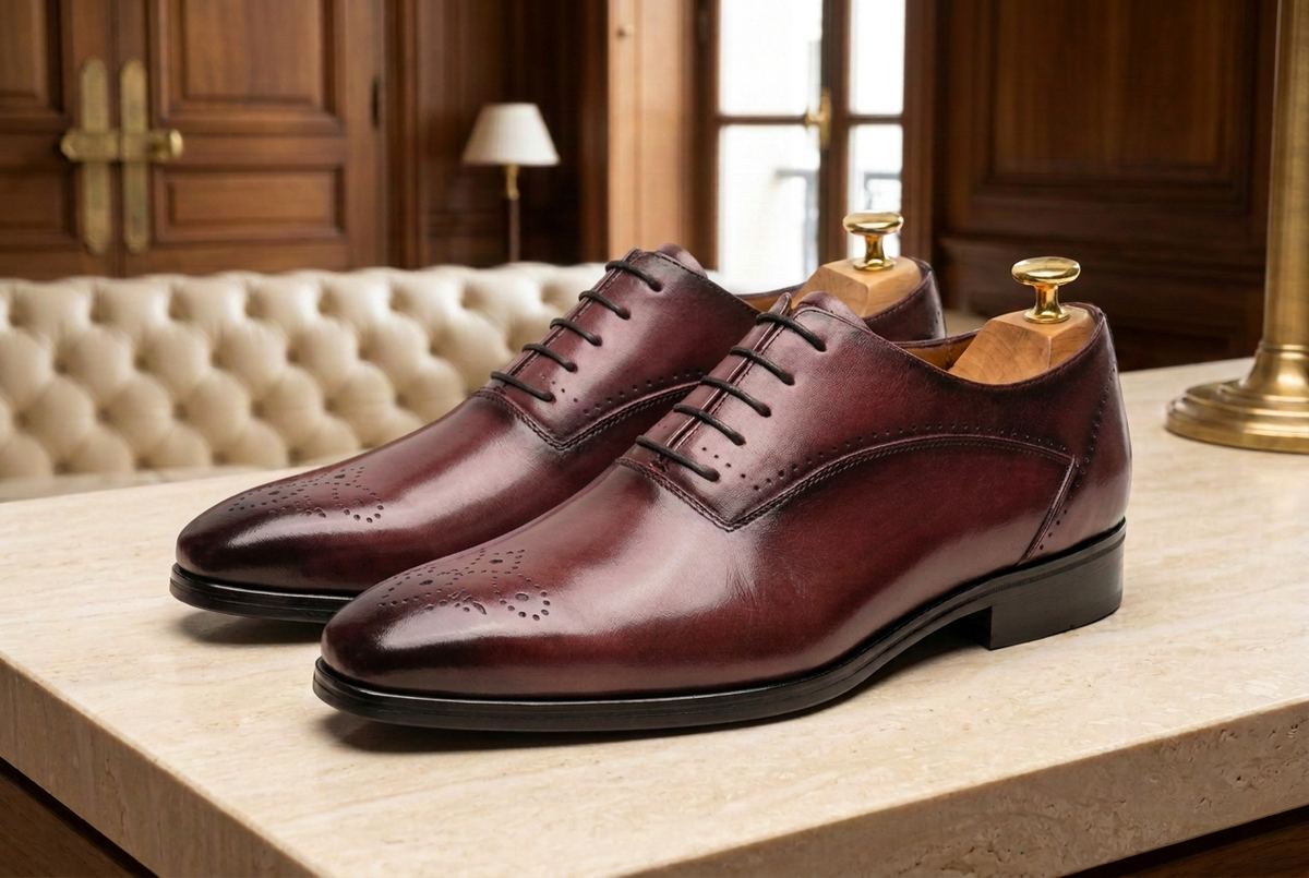 Chaussures bordeaux plus clair dans le salon luxueux