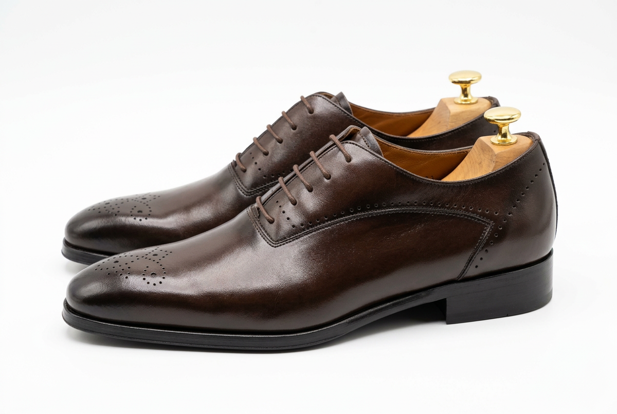 Chaussures brun foncé sur fond blanc avec effet verni