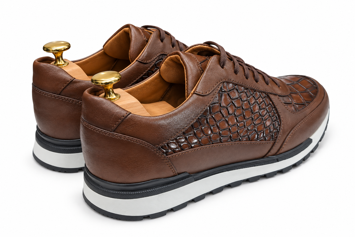 Chaussures marron sur fond blanc, vue arrière trois-quarts