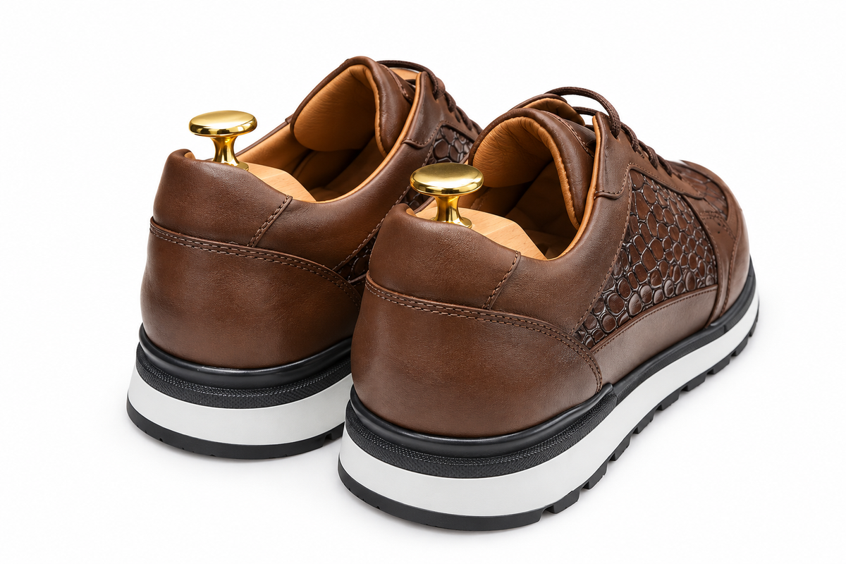 Chaussures marron sur fond blanc, vue arrière