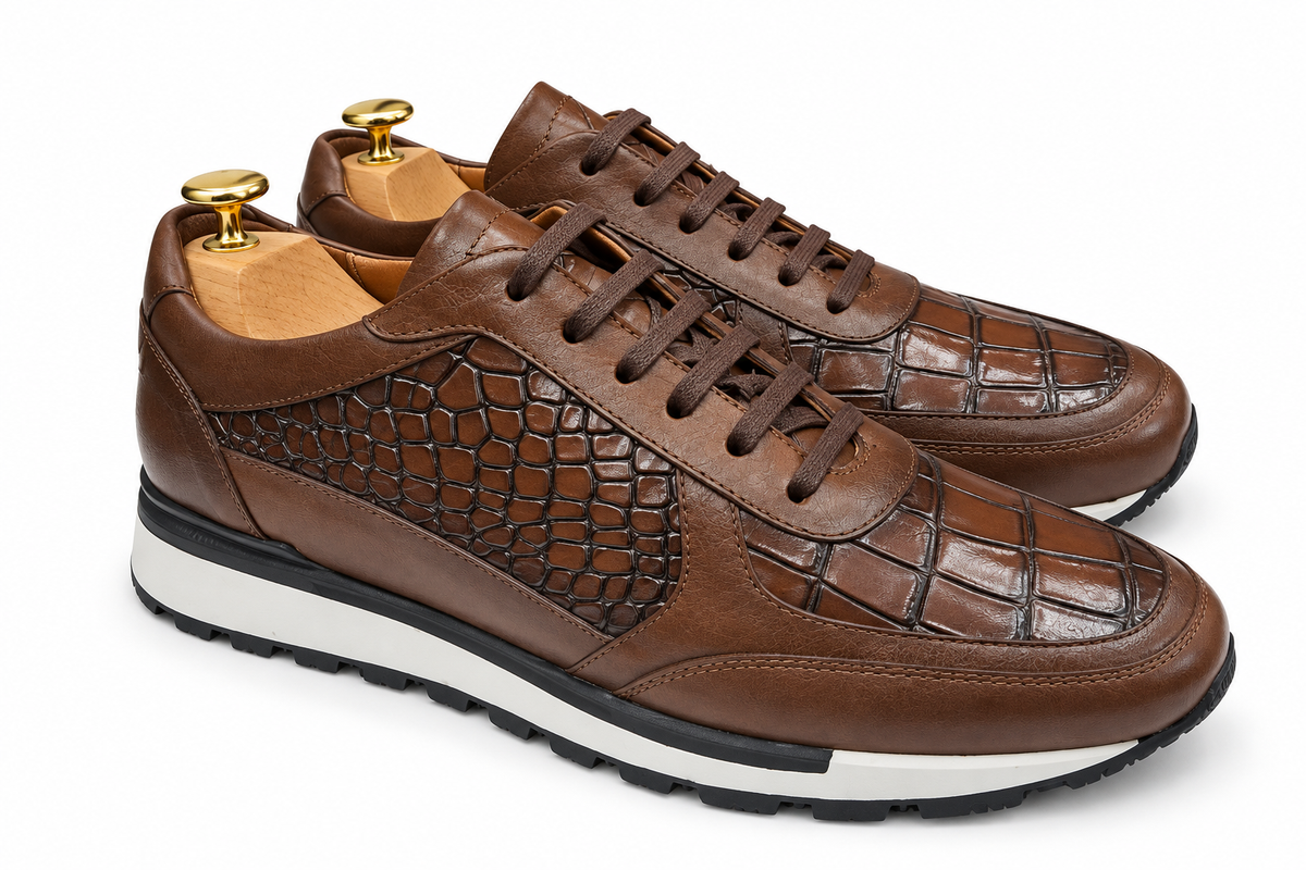 Chaussures marron sur fond blanc, vue trois-quarts latérale