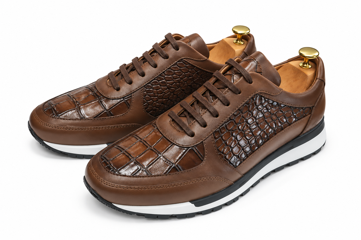 Chaussures marron sur fond blanc, vue trois-quarts