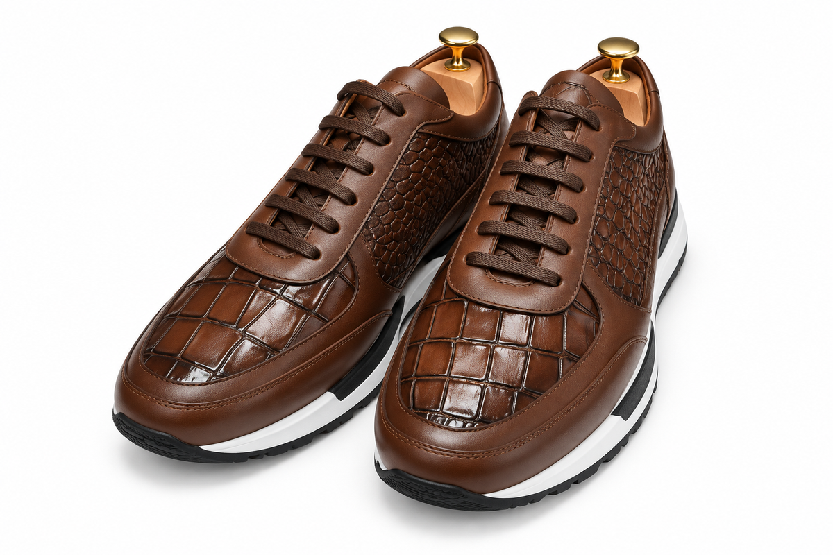 Chaussures marron, vue de face sur fond blanc
