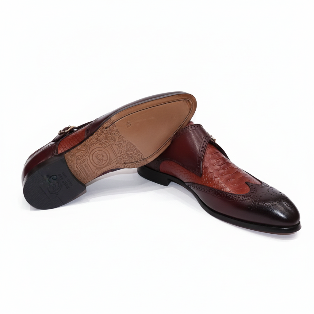 Chaussures monk strap bordeaux avec vue semelle sur fond blanc