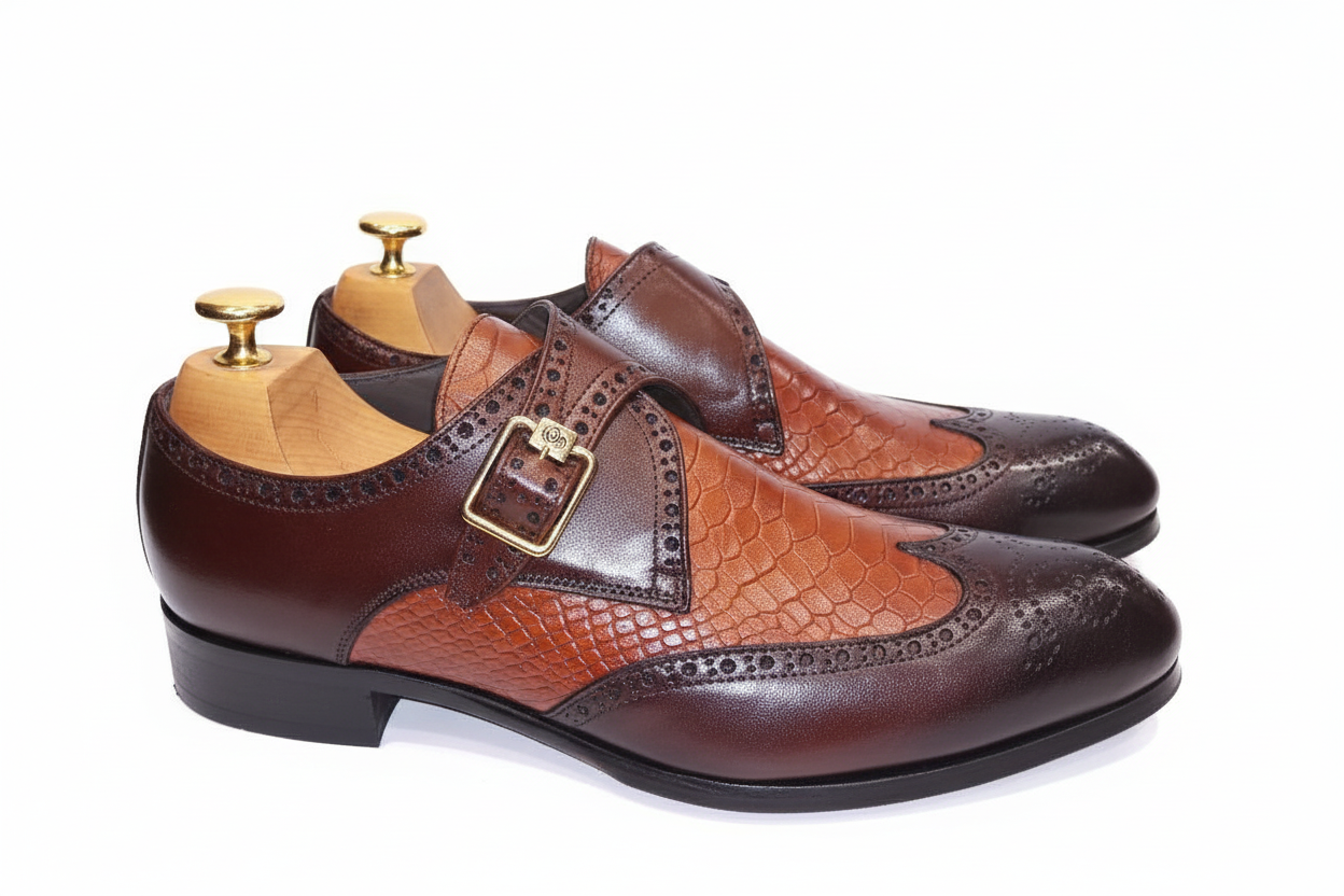 Chaussures monk strap en cuir marron sur fond blanc