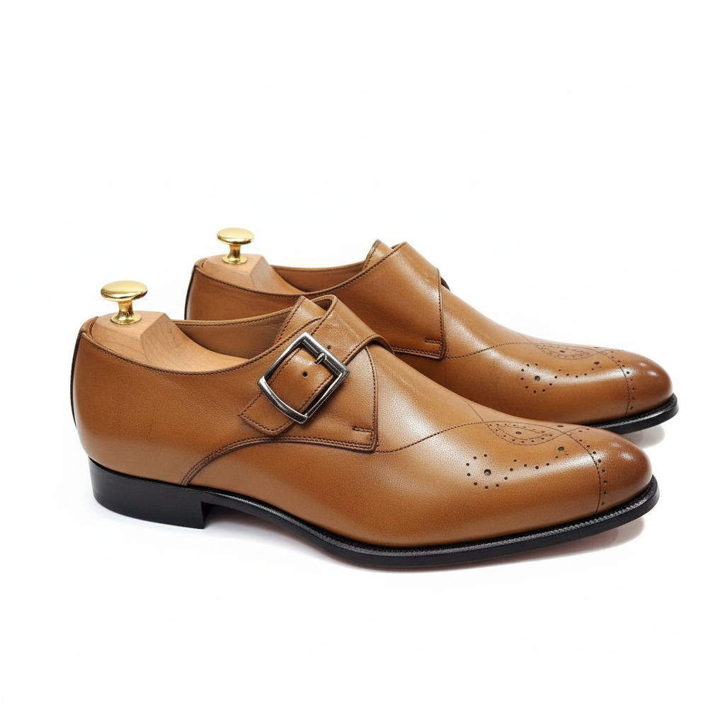 Chaussures monk strap tan avec détails brogues sur fond blanc