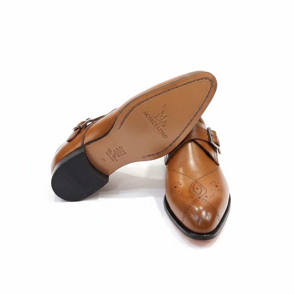 Chaussures monk strap tan avec vue semelle sur fond blanc