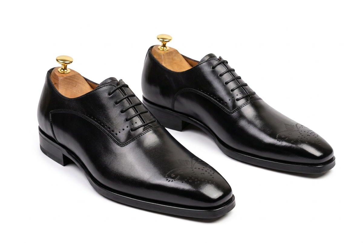Chaussures noires avec un verni légèrement renforcé