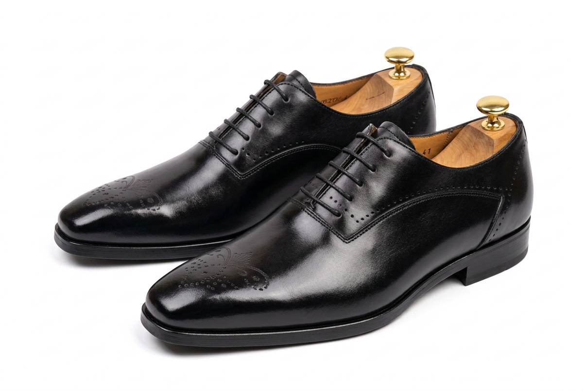 Chaussures noires avec verni légèrement renforcé