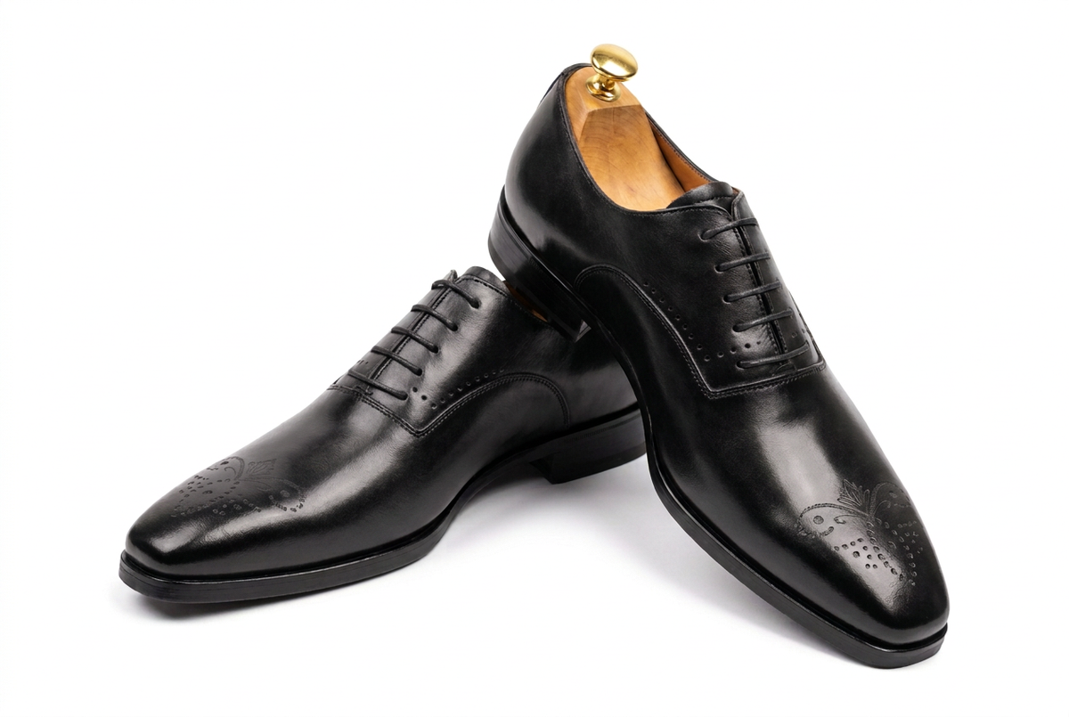 Chaussures noires légèrement vernies sur fond blanc
