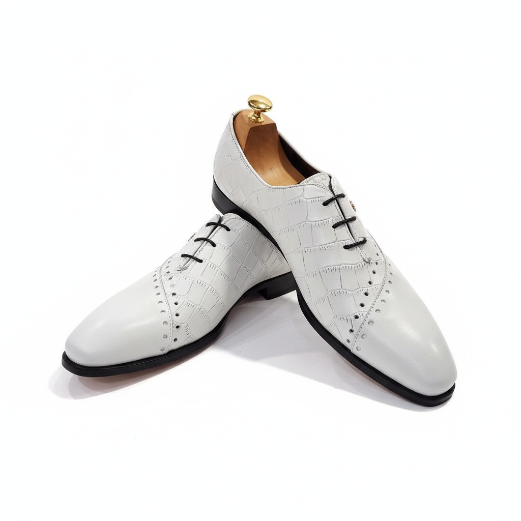 Chaussures oxford blanches vue croisée sur fond blanc