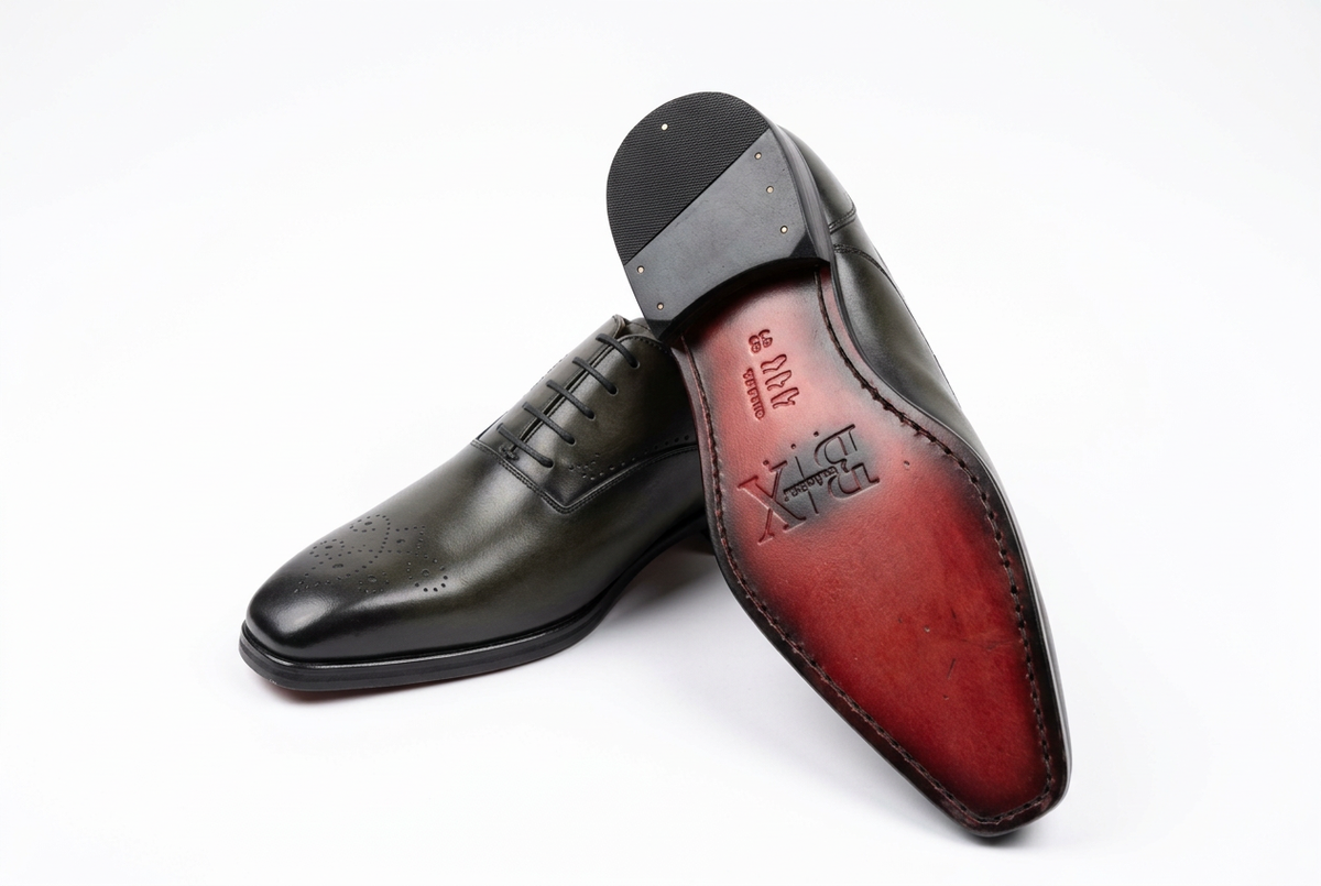 Chaussures sur fond blanc avec semelle rouge apparente