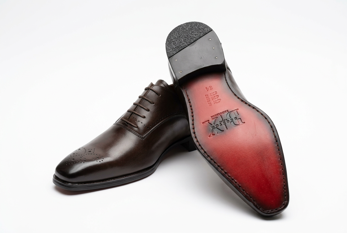 Chaussures sur fond blanc avec semelle rouge apparente