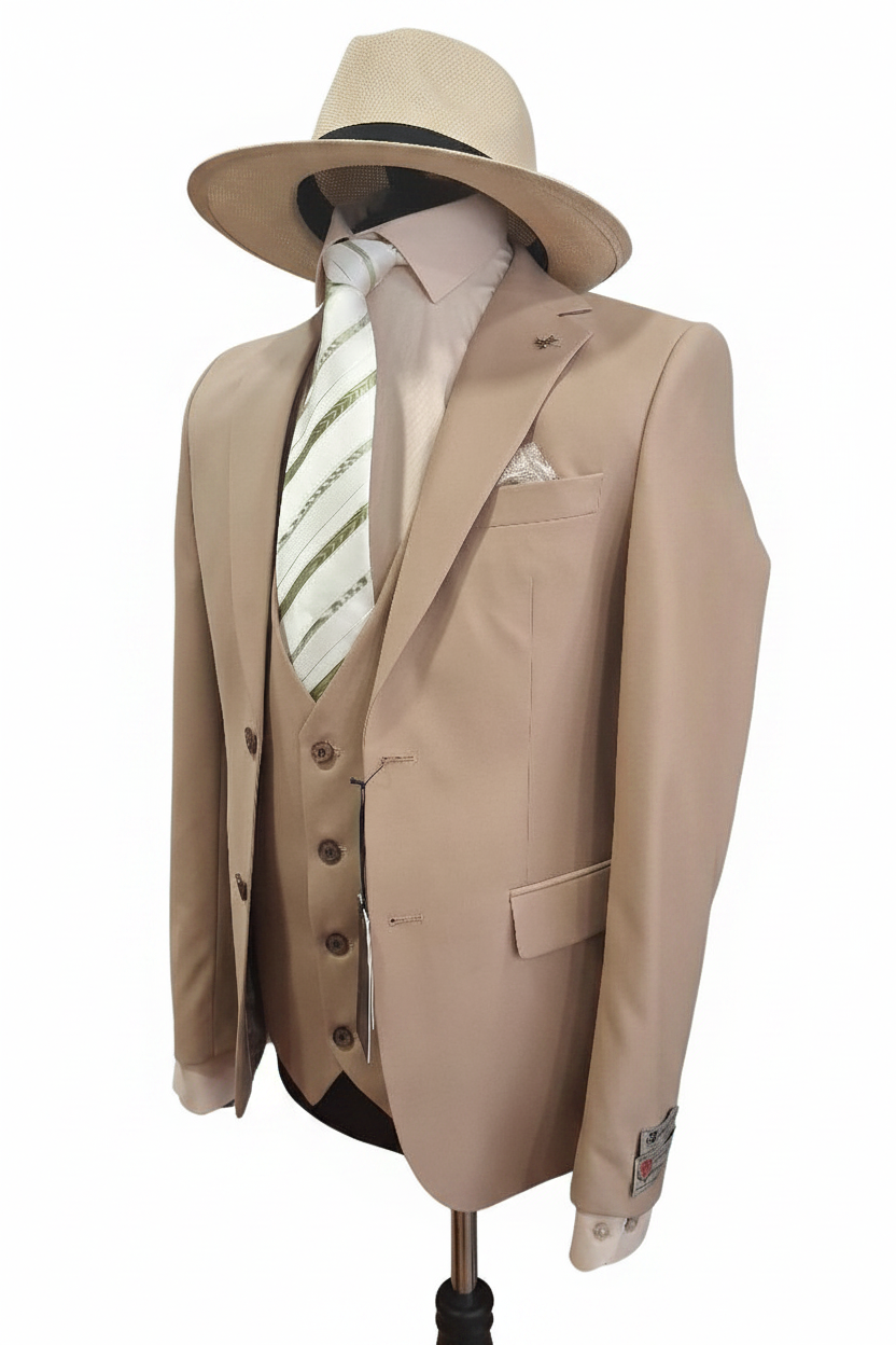 Costume trois pièces beige camel vue trois-quarts avec chapeau panama sur fond blanc