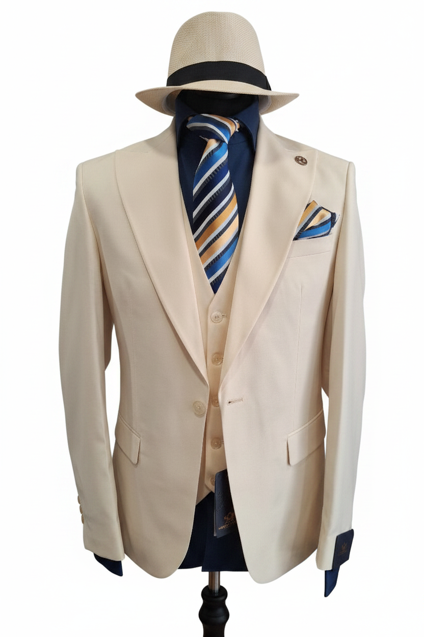 Costume trois pièces crème vue frontale complète avec chapeau panama sur fond blanc