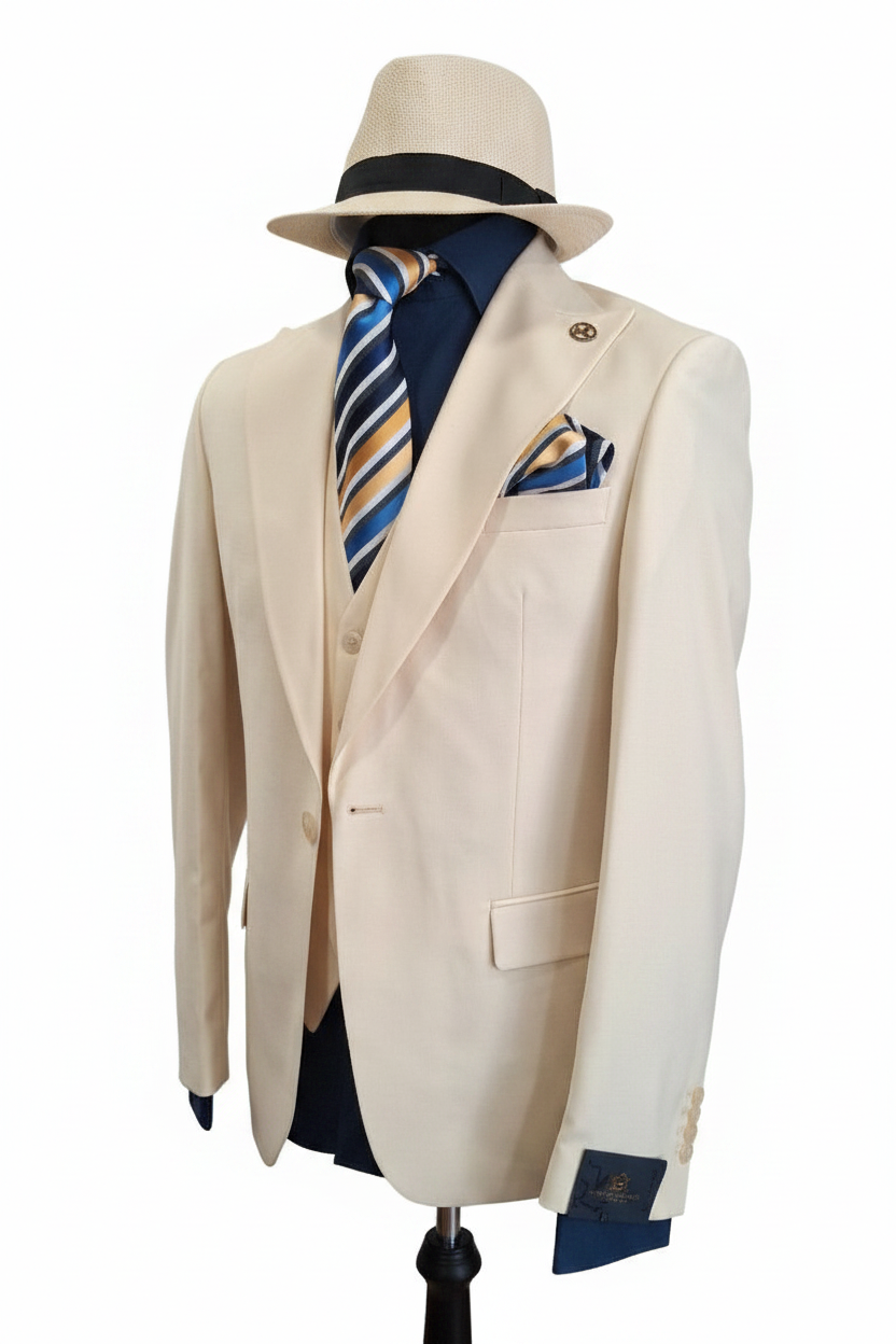 Costume trois pièces crème vue trois-quarts avec chapeau panama sur fond blanc