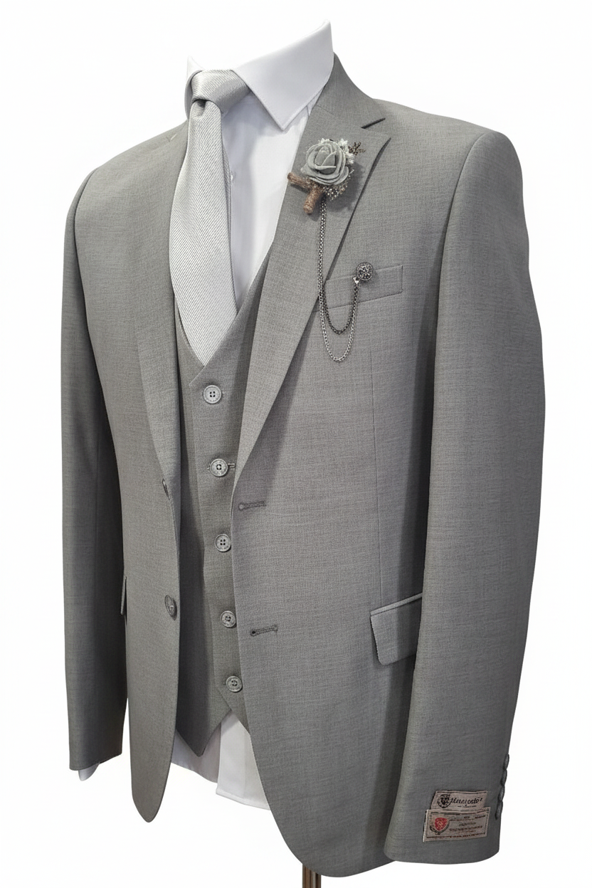 Costume trois pièces gris clair vue trois-quarts sur fond blanc