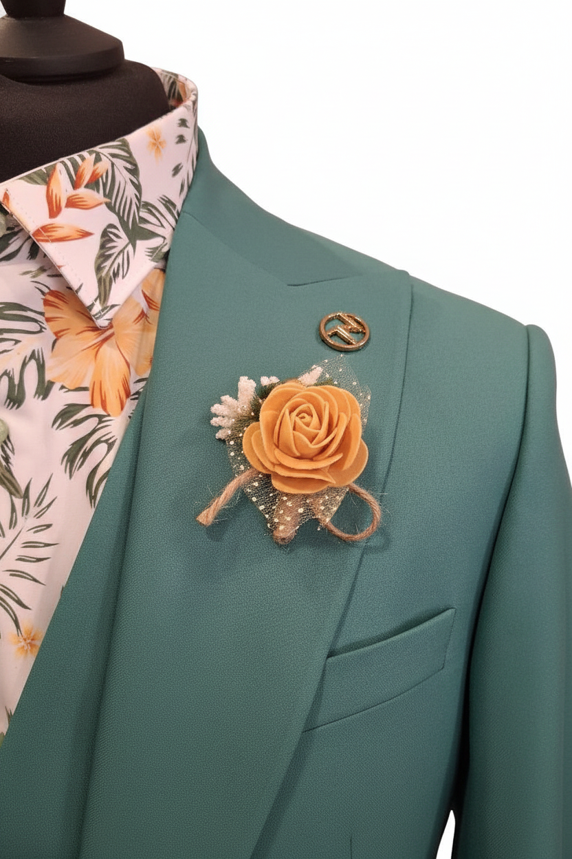 Détail boutonnière rose moutarde et revers vert émeraude sur fond blanc