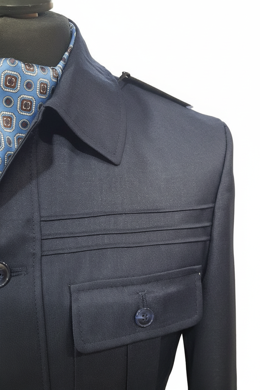 Détail col, épaulette et pinces de la veste safari bleu de nuit sur fond blanc