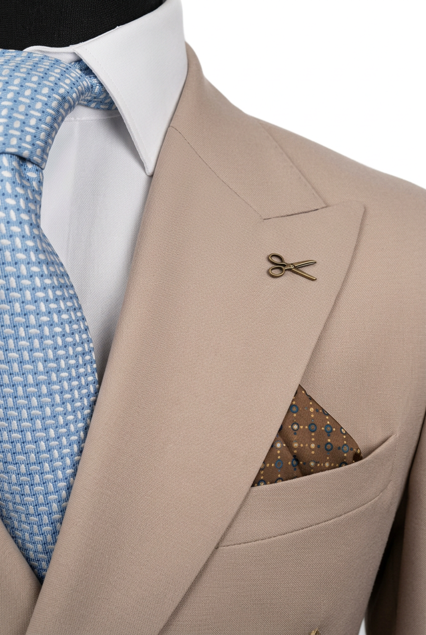 Détail de la veste beige sur fond blanc