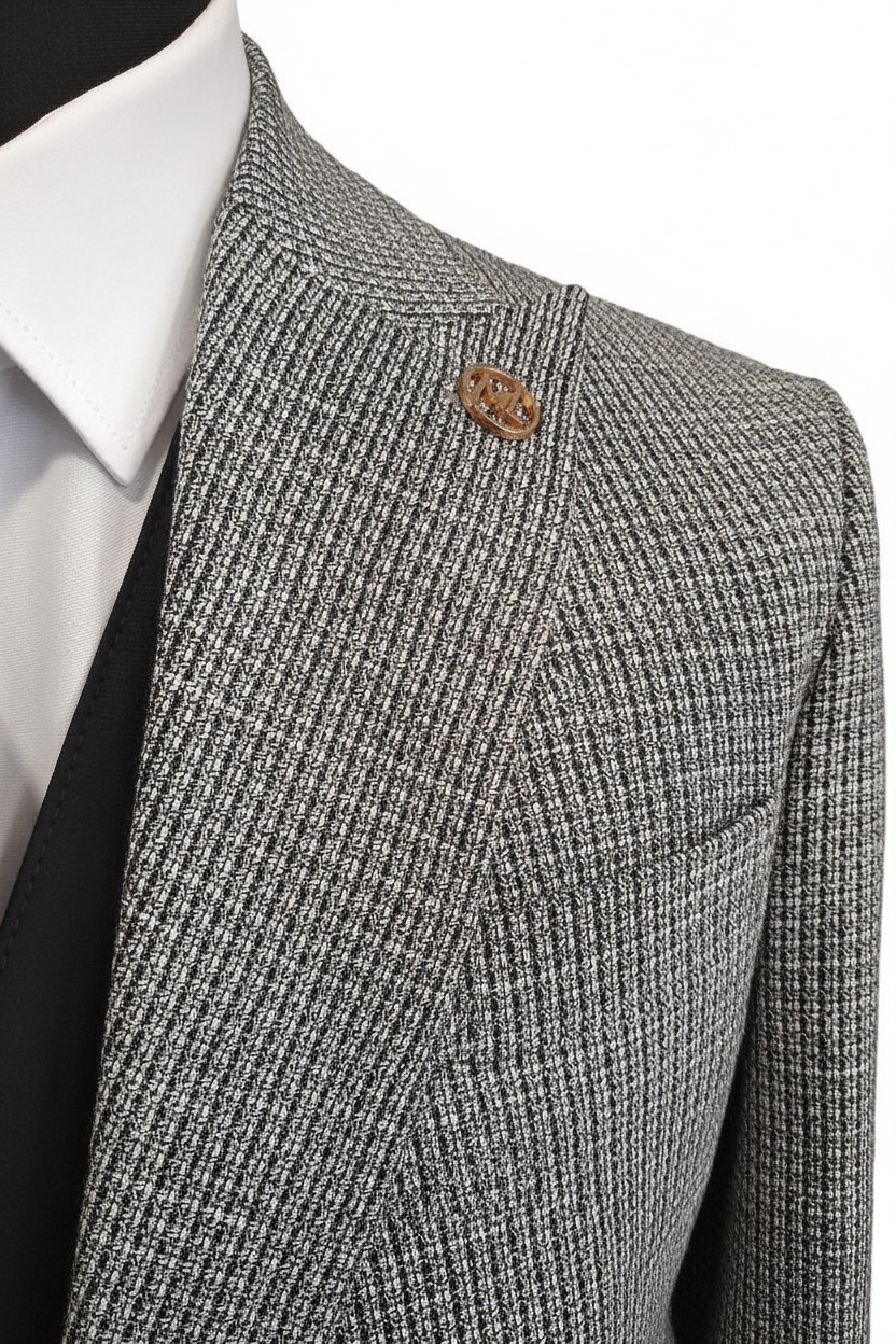 Détail revers blazer tweed gris sur fond blanc