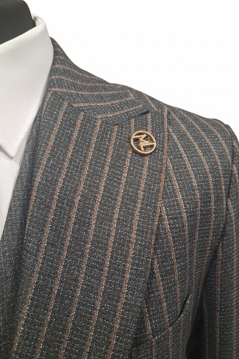Détail revers costume gris avec pin doré