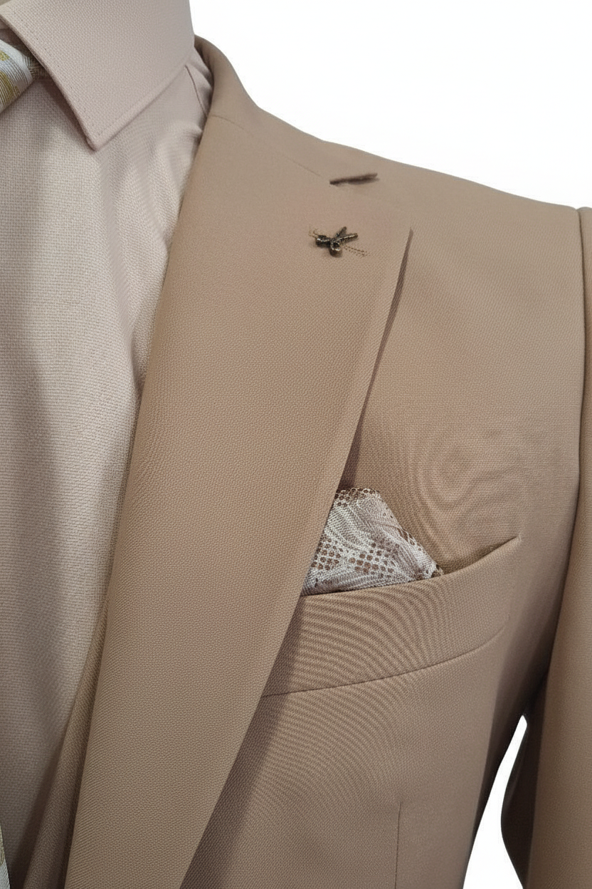 Détail revers et pochette blazer beige camel sur fond blanc