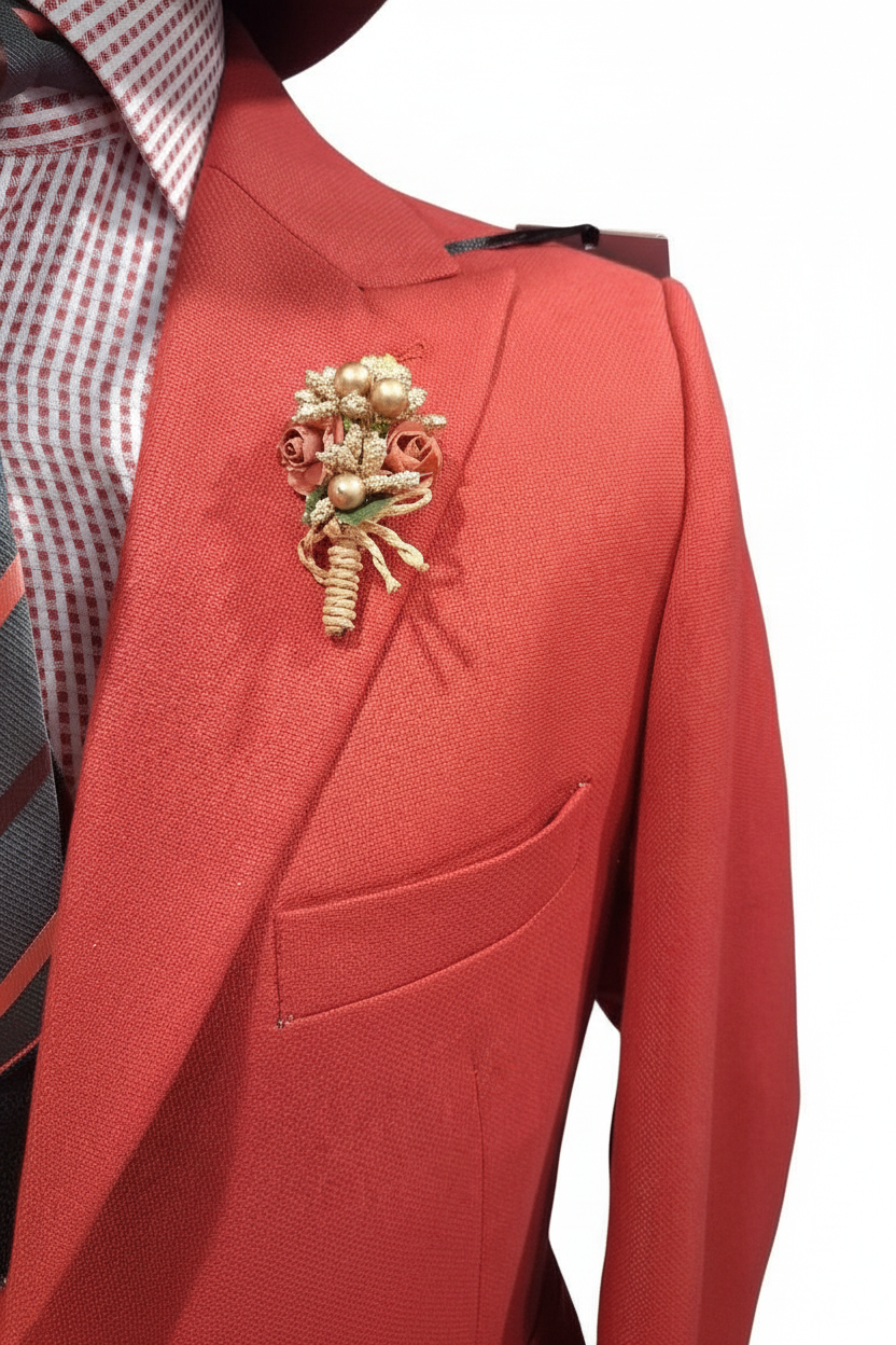 Détail veste corail avec broche