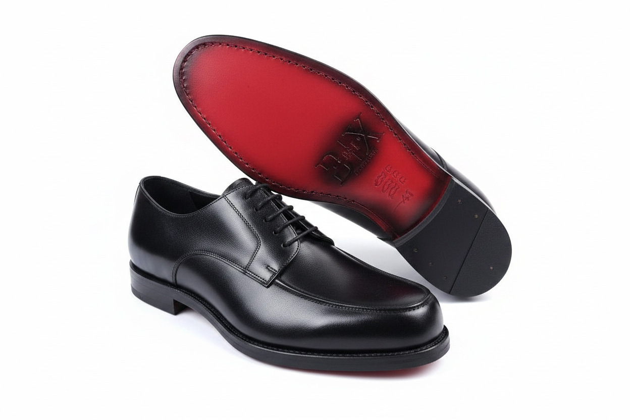 Derbies noirs avec semelle rouge signature et logo de marque sur fond blanc