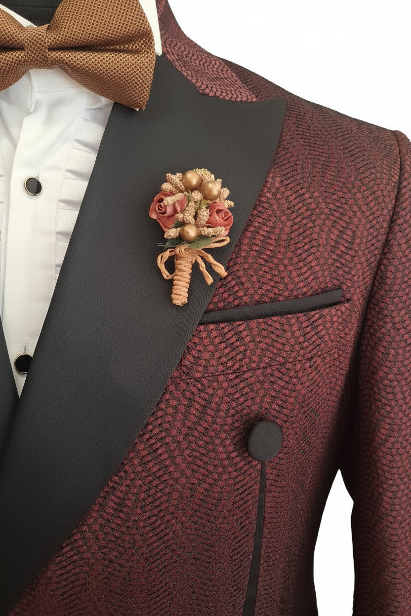 Gros plan broche florale et revers satin noir sur jacquard bordeaux du smoking sur fond blanc