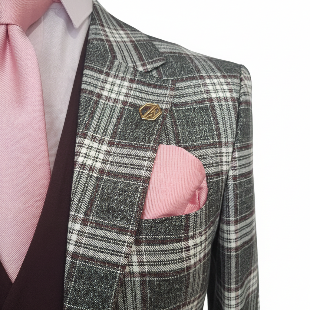 Gros plan détail broche hexagonale dorée pochette rose blush tissu carreaux Prince de Galles fond blanc pur