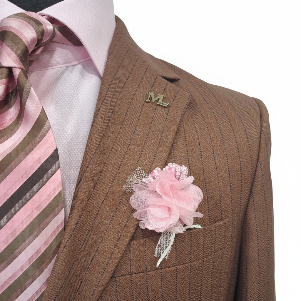 Gros plan détail broche ML dorée boutonnière fleur rose tulle tissu chevrons chalk stripe brun caramel fond blanc pur