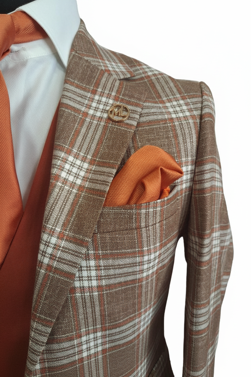 Gros plan revers caramel Prince de Galles avec pin doré ML et pochette orange sur fond blanc