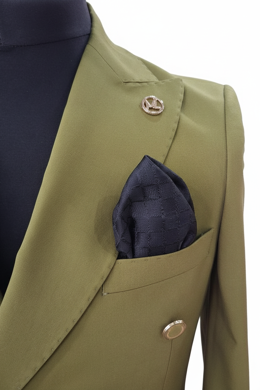 Gros plan revers vert olive avec pin doré ML et pochette jacquard marine sur fond blanc