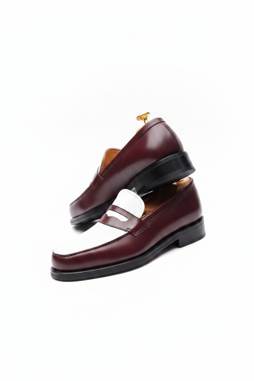 Mocassins bordeaux blanc vue empilée créative avec semelle noire welt sur fond blanc pur