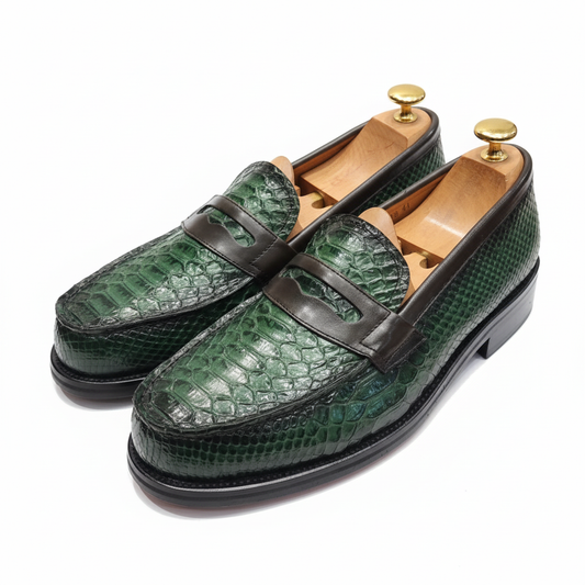 Mocassins cuir python vert fond blanc