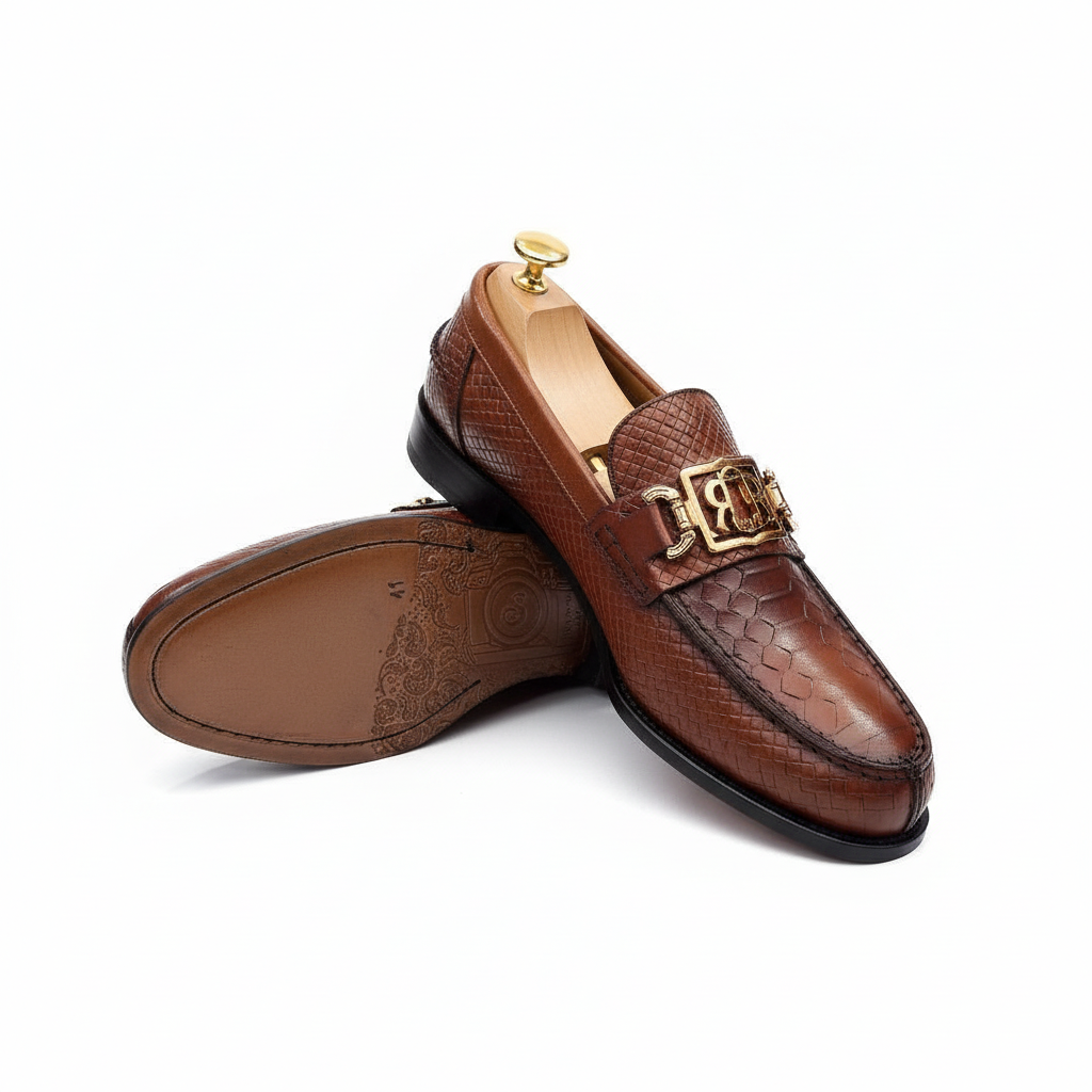 Mocassins en cuir tressé marron avec vue semelle sur fond blanc