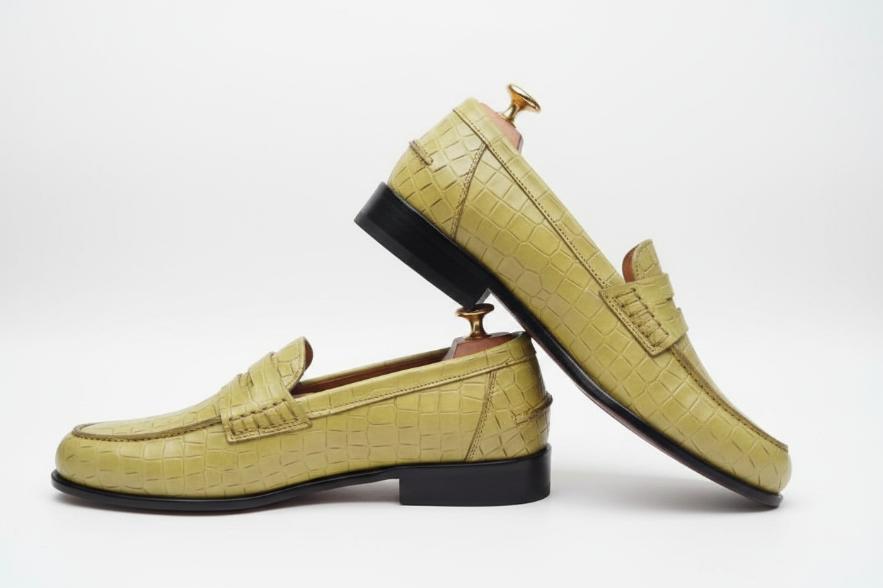 Mocassins penny loafer croco vert olive chartreuse composition empilée exacte chaussure avant profil plat horizontal piping doré chaussure arrière dressée talon 45 degrés contrefort arrondi grandes écailles embauchoir cèdre grand bouton doré petit bouton fond blanc pur studio luxe