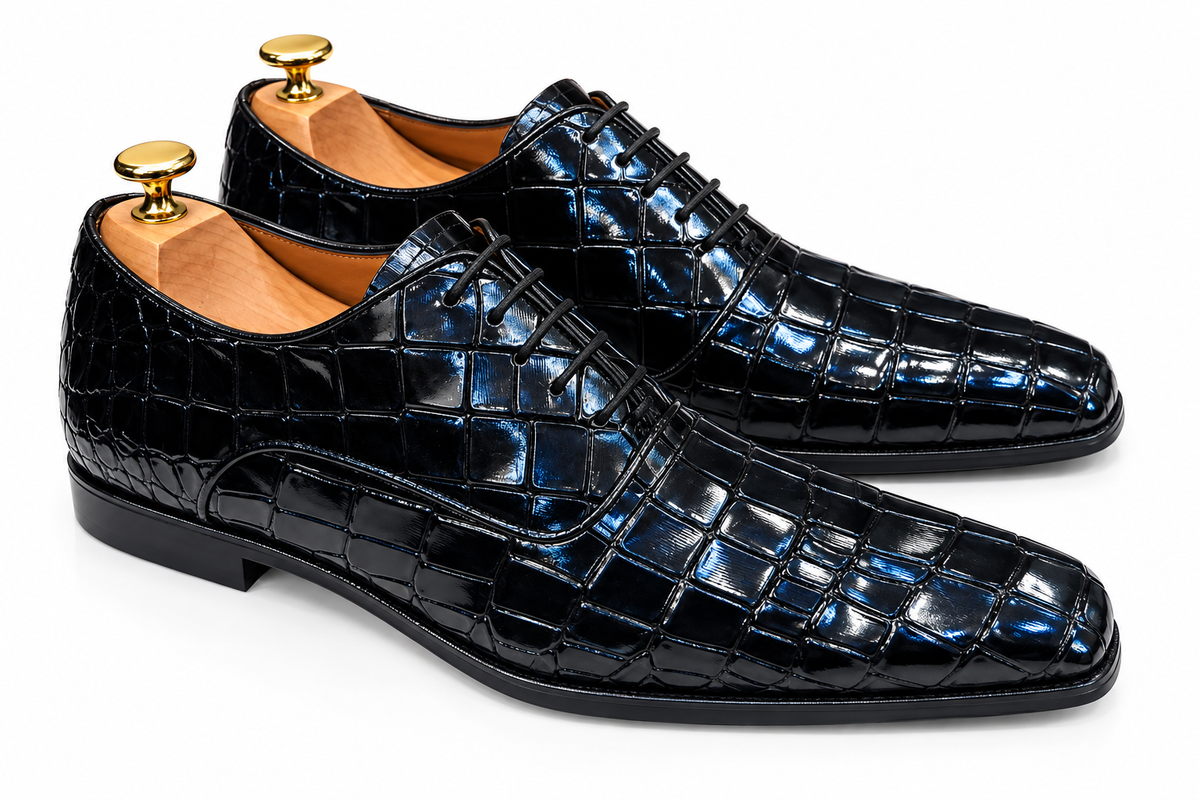 Oxford lacets cuir crocodile noir laqué très brillant reflets bleus iridescents bleu-teal grandes écailles rectangulaires grille horizontale verticale ventre crocodile classique relief bold graphique bump central ridge laque miroir high gloss lacets noirs cirés 5 paires œillets bout carré large rectangulaire masculin welt Goodyear noir très sombre embauchoir cèdre bouton doré unique plat brillant fond blanc pur studio luxe paysage
