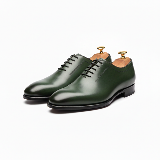Oxford wholecut vert forêt couleur parfaitement plate uniforme sans aucun dégradé patina burnishing éclairage plat studio fond blanc pur