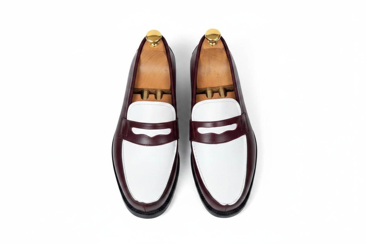 Paire de mocassins penny loafers bordeaux oxblood et blanc vue du dessus flat-lay sur fond blanc pur