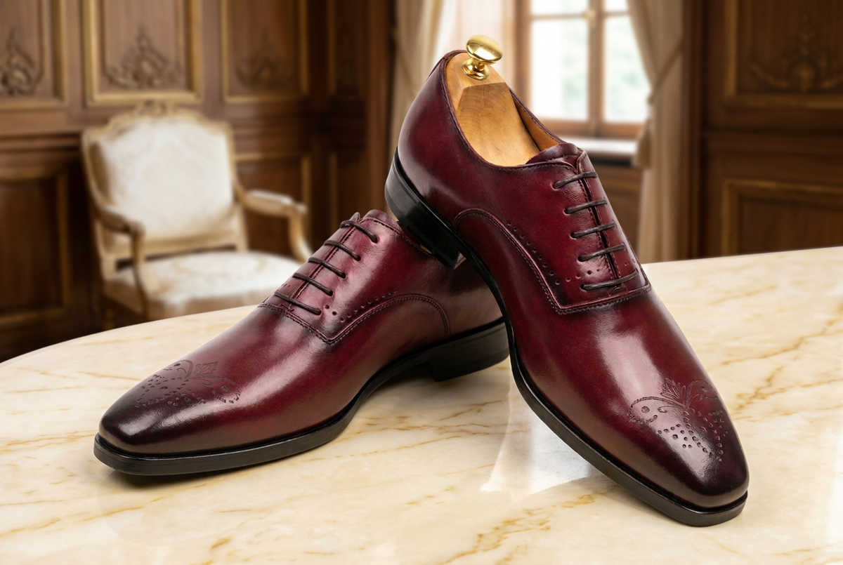 Richelieus bordeaux sur marbre dans un salon de palace