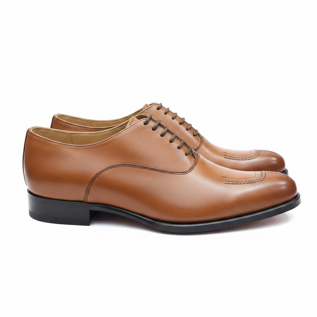Richelieus marron cognac wholecut bout pointu vue latérale rapprochée contre-plongée instep haut fond blanc pur